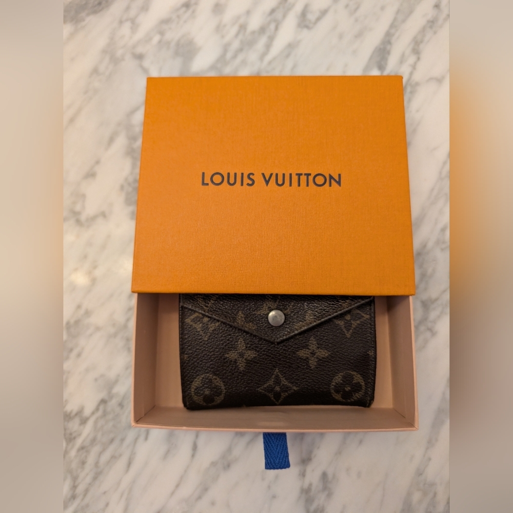 Louis Vuitton Vintage Monogram Wallet 1986 - Picture 2 of 16